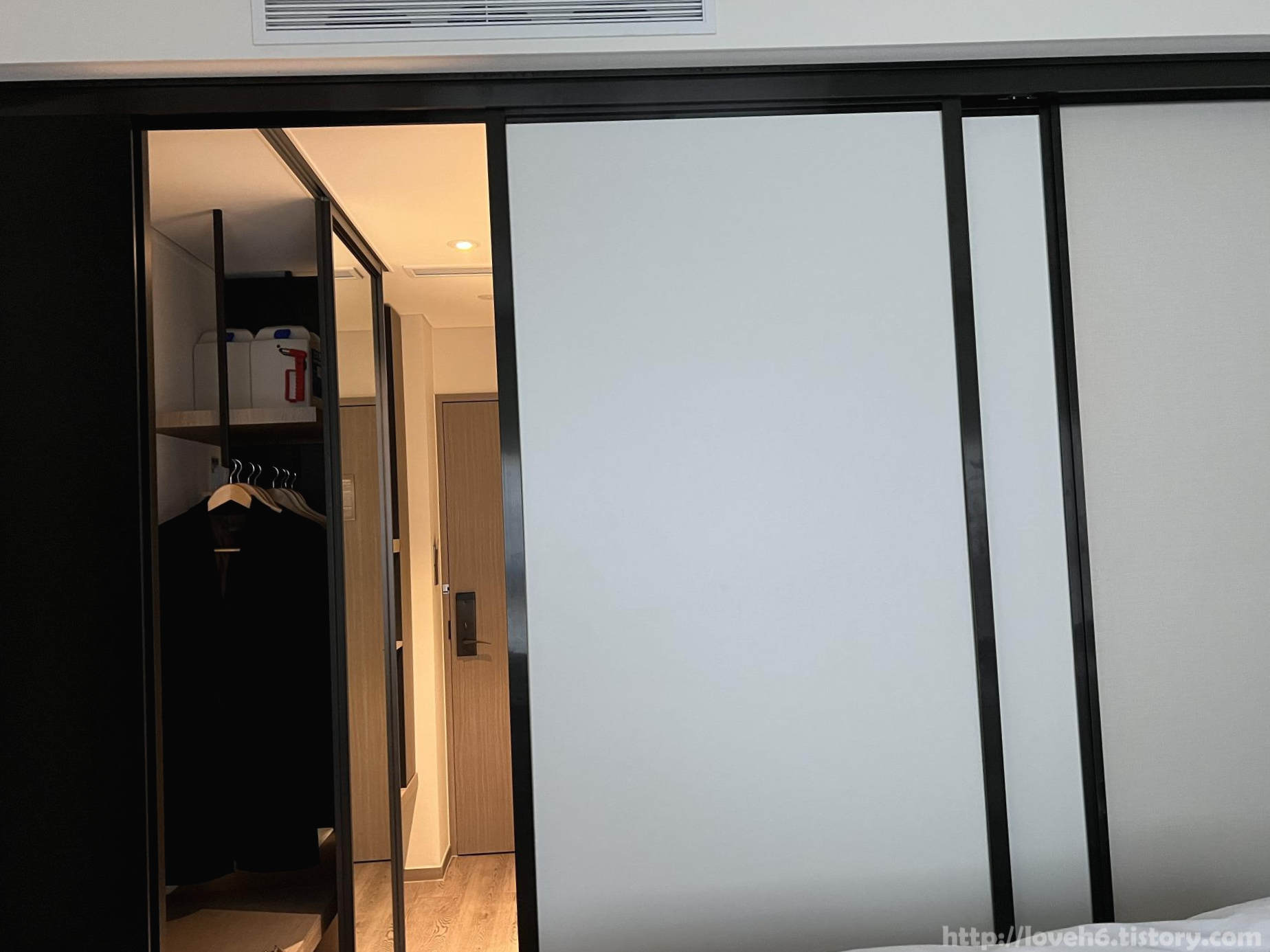 페어필드 바이 메리어트 서울 호텔-Fairfield by Marriott Seoul Hotel-영등포 호텔
침대 옆쪽 슬라이드 문이 준비되어 있어
욕실 쪽과 분리형으로 이용 가능합니다