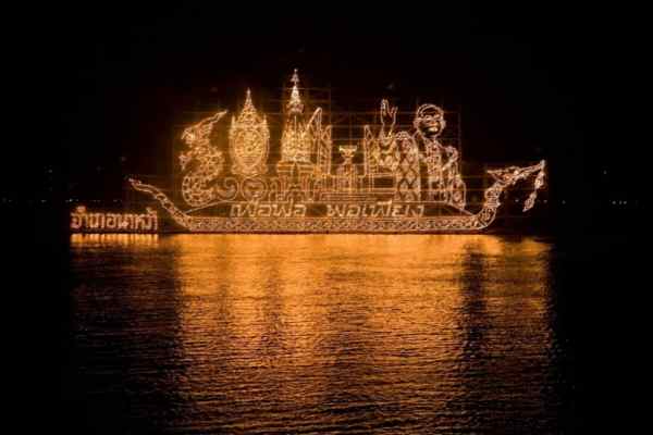 빛 보트 퍼레이드 축제 (Illuminated Boat Procession - Lai Puea Fai)