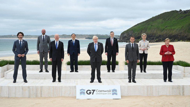 영국-개최중-G7정상회담-해변가에서-7개국가-지도자-단체기념사진-모습