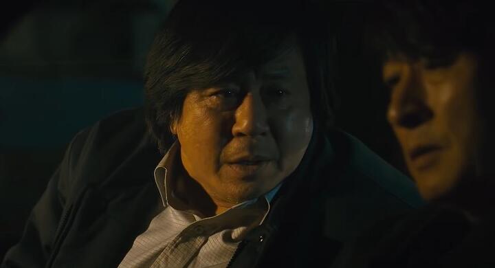 영화 <범죄와의 전쟁 : 나쁜놈들 전성시대> 익현과 장주임이 대화를 나누고 있다.