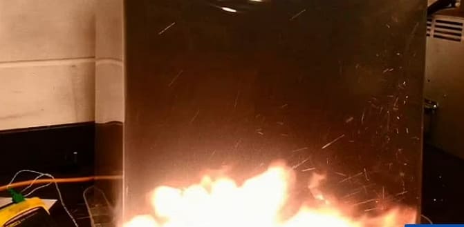 충격적인 전자담배 충전기 폭발 모습 VIDEO: Moment lithium battery from e-cigarette explodes