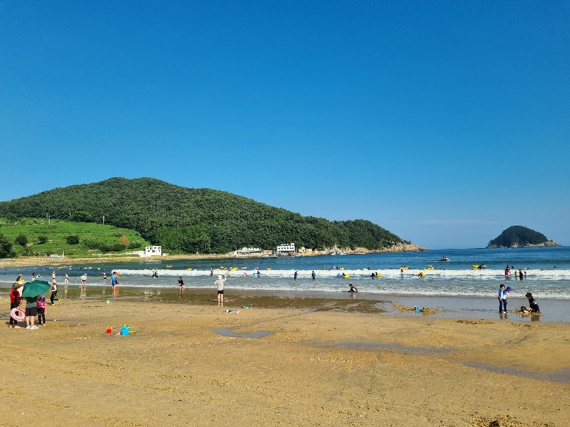 산-바다-파란하늘-모래