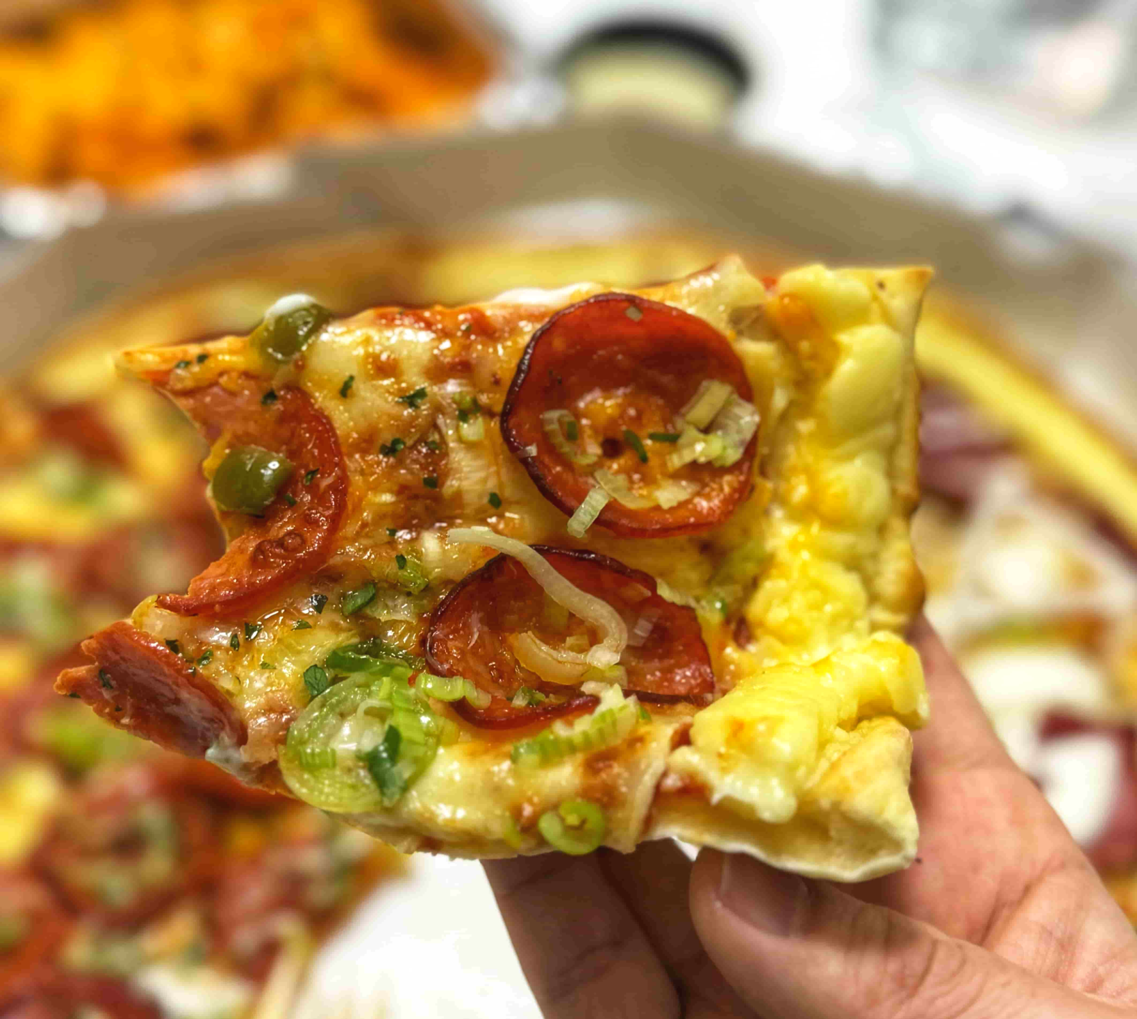 &amp;#39;피자와일드&amp;#39;의 페파로니 피자를 먹는 사진