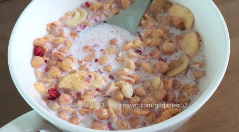 오자크 OCAK 가쓰카츠 오트밀 씨리얼 마구 먹어치우는 샤오잔 광고 8