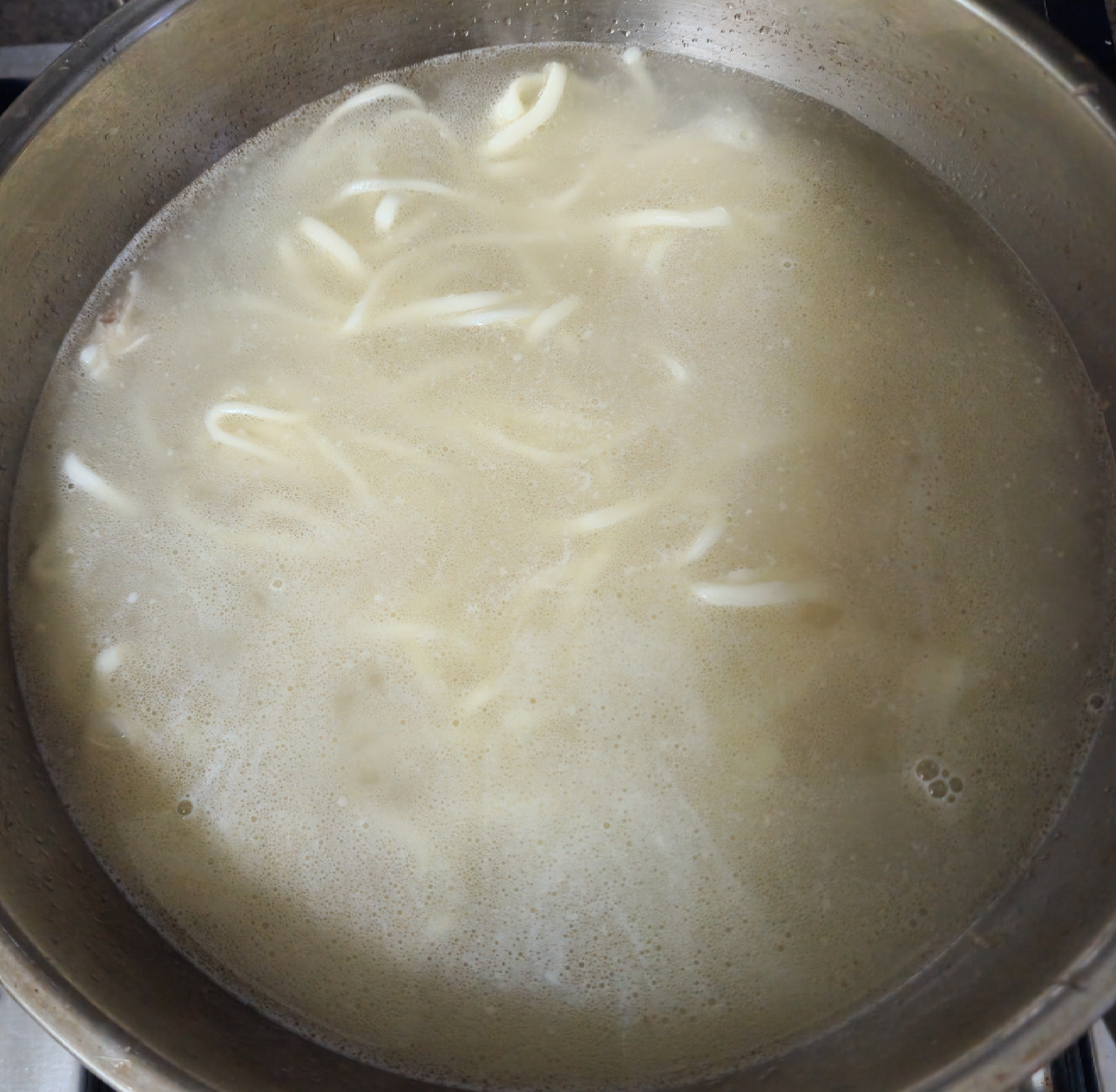 뼈를-삶아낸-육수에-칼국수면을-삶는-모습