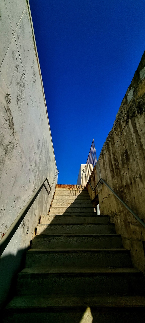 물 옥상으로 가는 계단. 하늘이 너무 파래서 요즘 핫한 천국의 계단을 오르는 느낌이었어요^^