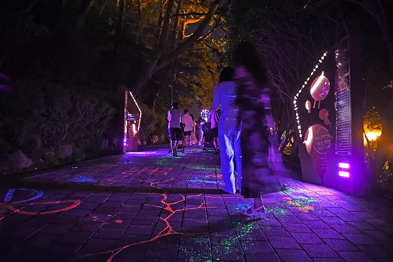 갖갖이 색채로 빛나는 동피랑 길거리를 걸어가는 사람들 사진