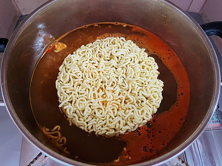 국물 끓는 냄비에 넣은 면