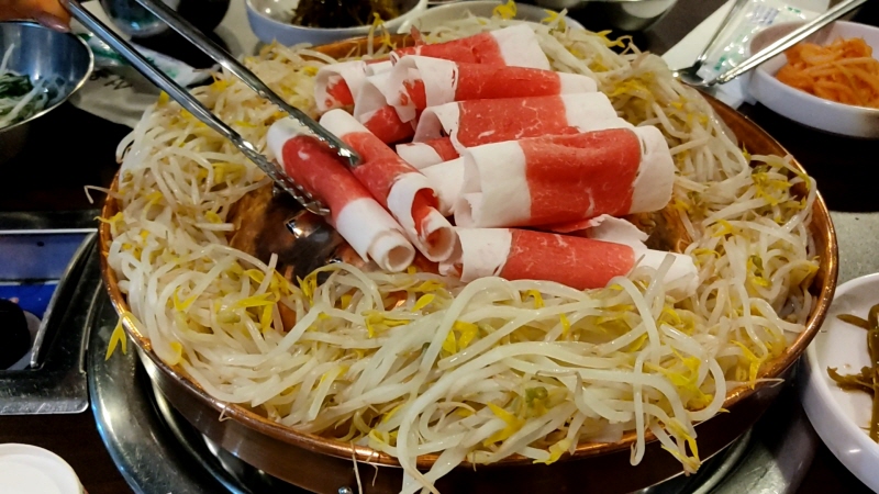  숙주나물을 듬뿍 곁들이는 차돌구이 '버그네차돌불고기'