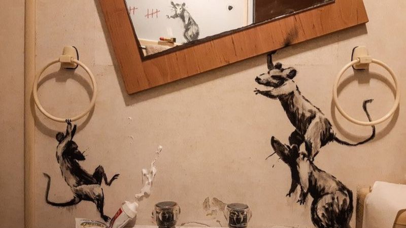  뱅크시 Banksy 화장실 쥐 아내는 제가 재택근무하는 걸 싫어합니다.