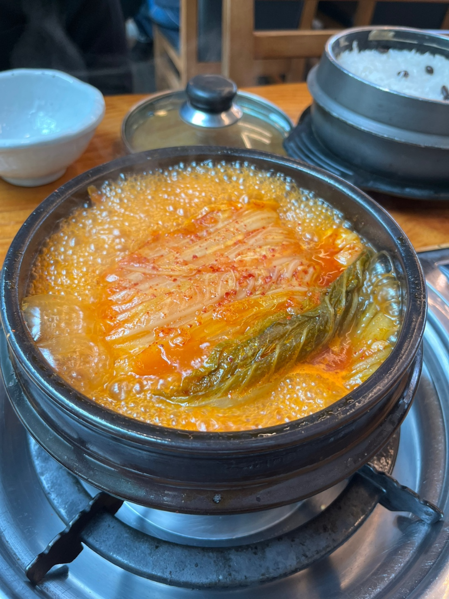 초가집 갈비김치찌개 근접 모습