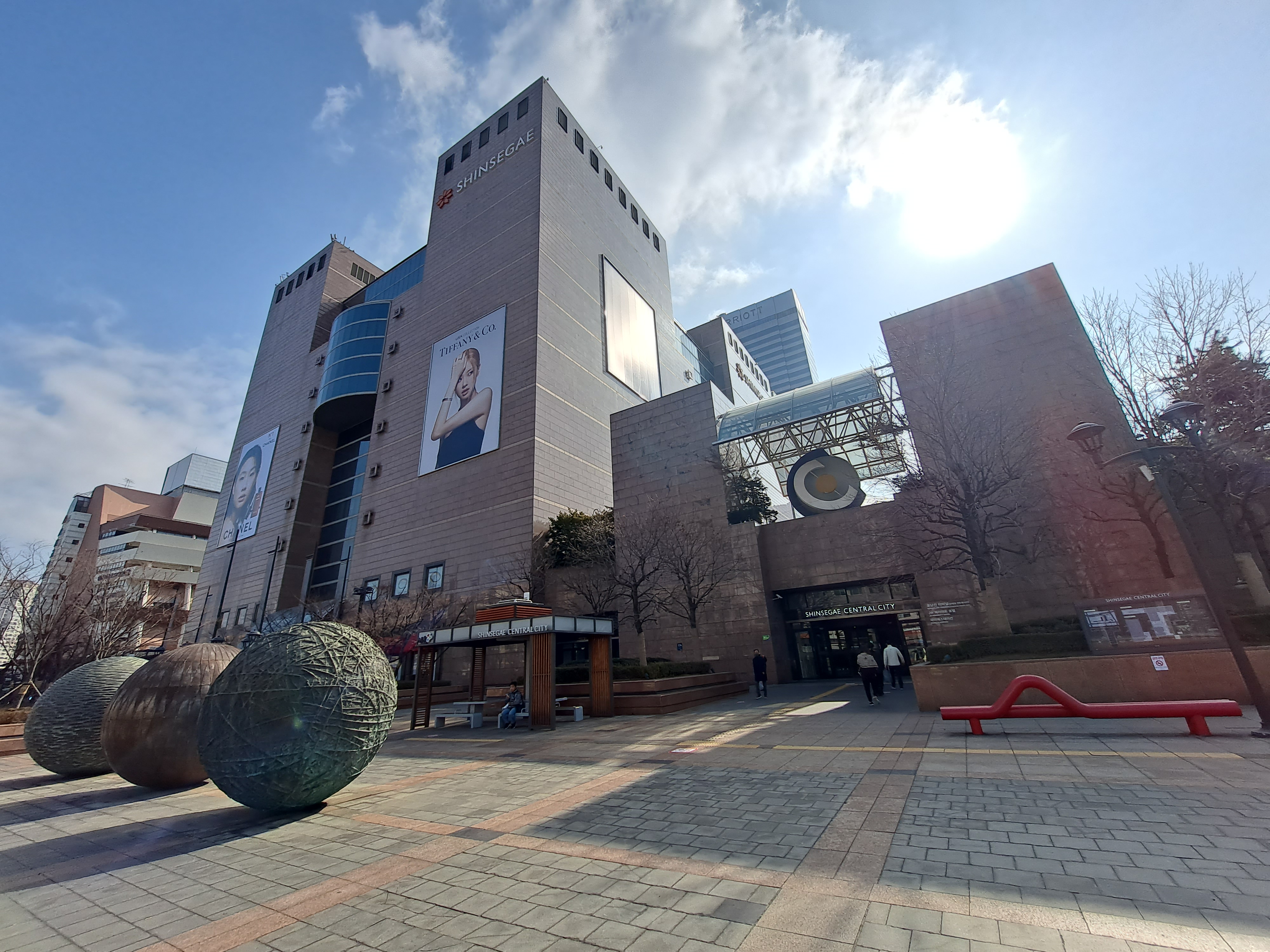  유럽풍 백화점, 서울 신세계백화점 강남점