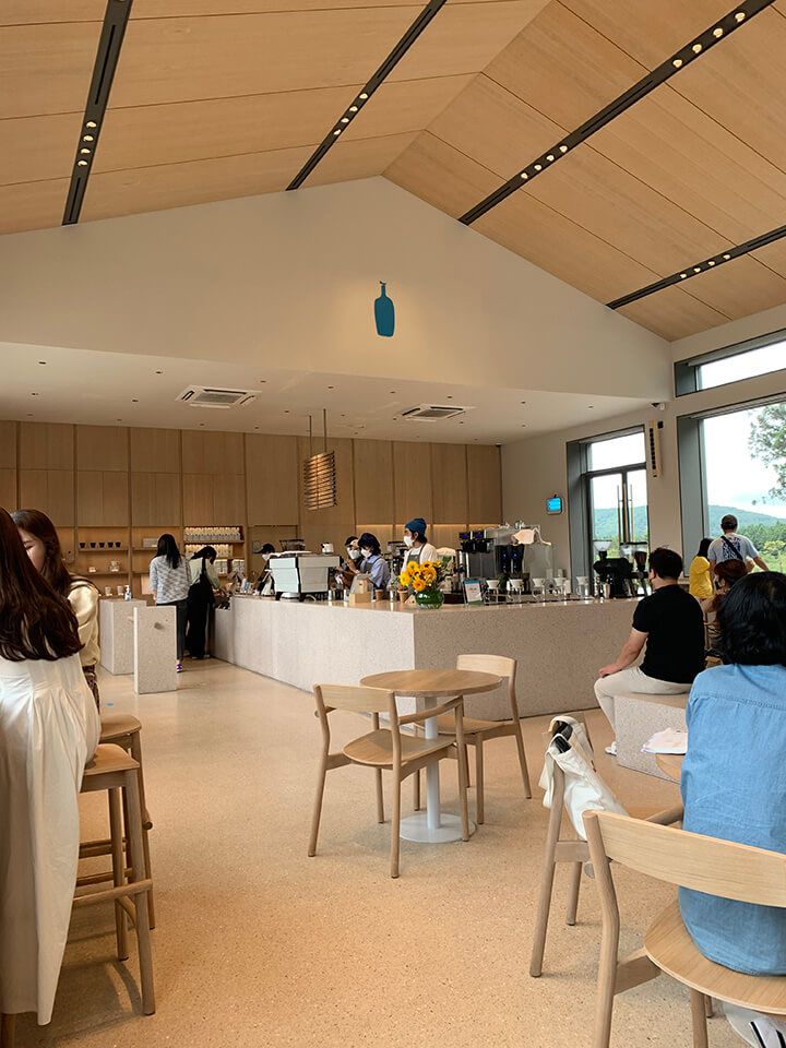 블루보틀 제주 카페의 실내 모습! 정말 공간을 창의적으로 활용하여 중심에서 커피를 만드는 모습을 모든 방향에서 볼 수 있도록 만들었네요.