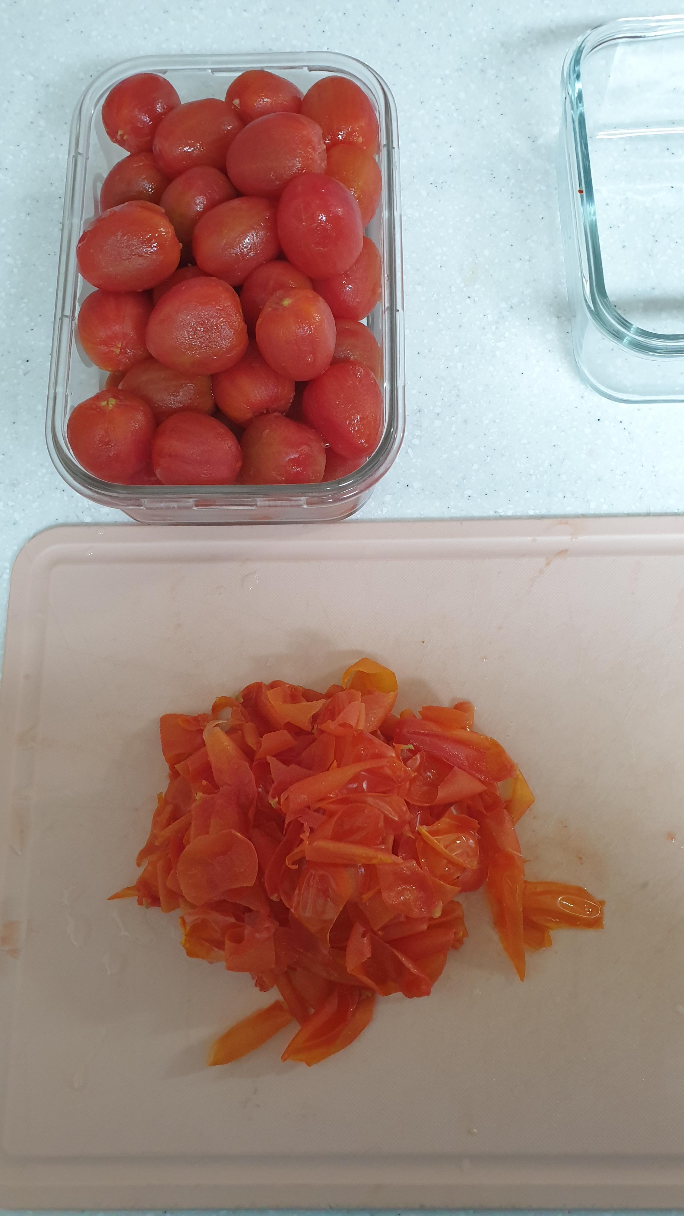 토마토 껍질을 벗겨 준비