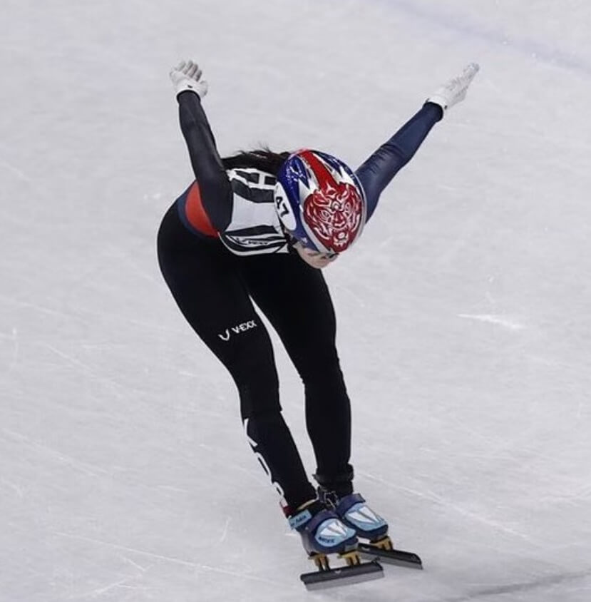 빙판위에서-스케이팅을타고있는-여성의모습