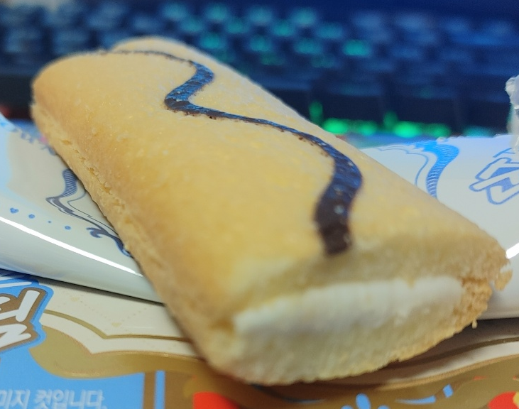  쿠크다스 케이크 부드럽고 맛있네요. (아메리카노와 함께라면 사랑입니다.)