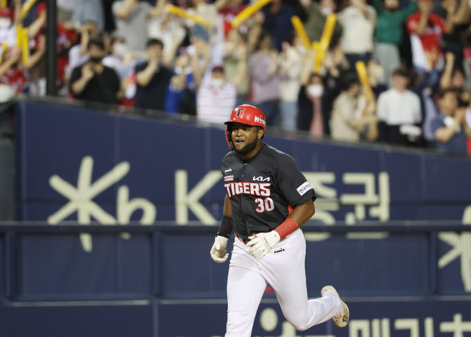  KBO 최고의 외국인 타자 경쟁 소크라테스 VS 피렐라