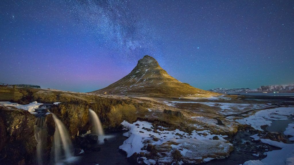 윈도우 시작화면으로 나왔던 아이슬란드 키르큐펠 산과 은하수 사진