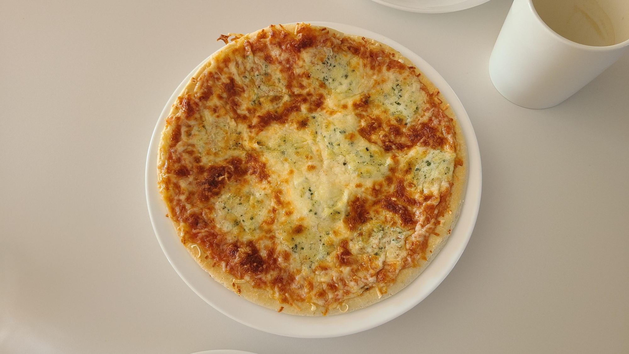 리스토란테 피자 콰트로 포르마쥬를 접시에 담은 모습