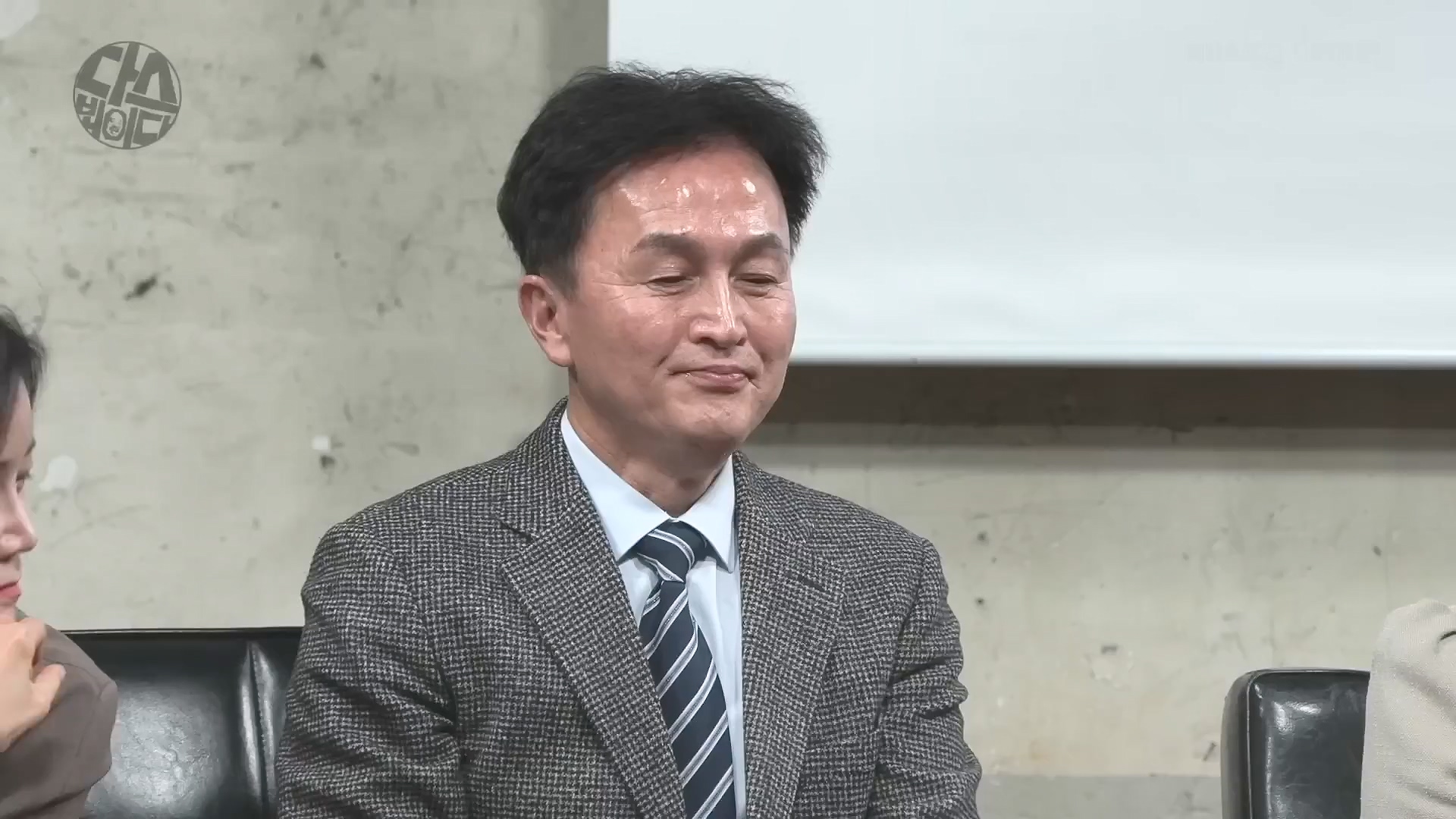 [김어준의 다스뵈이다] 337회 윤석열 체포 이렇게 하자, 박구용의 혁명 3단계, 2025 맛 좀 봐라 (1080p_30fps_H264-128kbit_AAC).mp4_20250111_164543.516.jpg