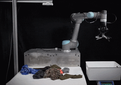  정리하는게 귀찮다고?...이제 얘 한테 시키세요! Watch AI cleaning robot that can tidy up clothes in a messy bedroom