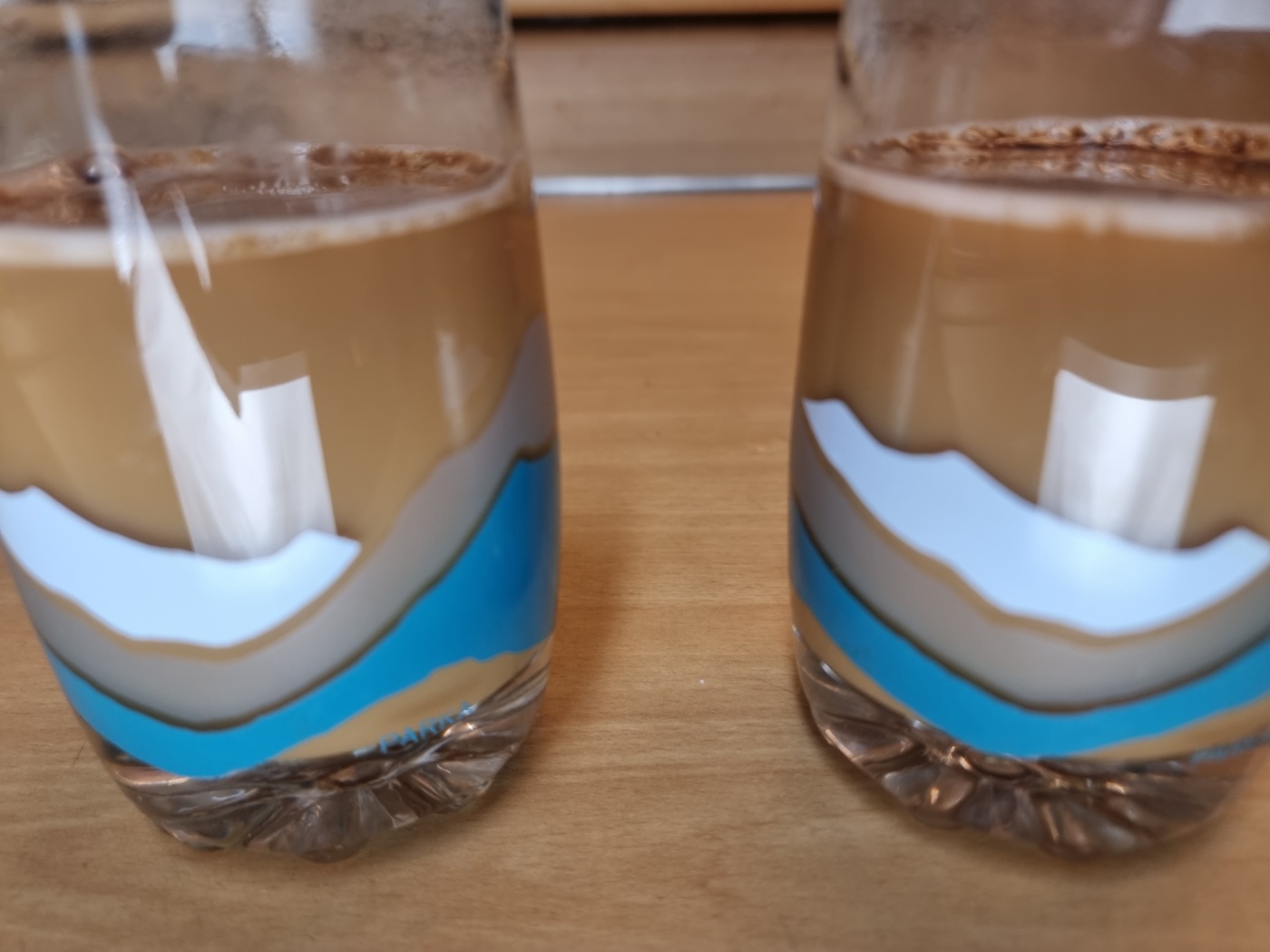 커피 정수기 - 동인한 컵에 동일한 커피 믹스와 동일한 커피 내용물이지만 서로 다른 물 맛으로 실험