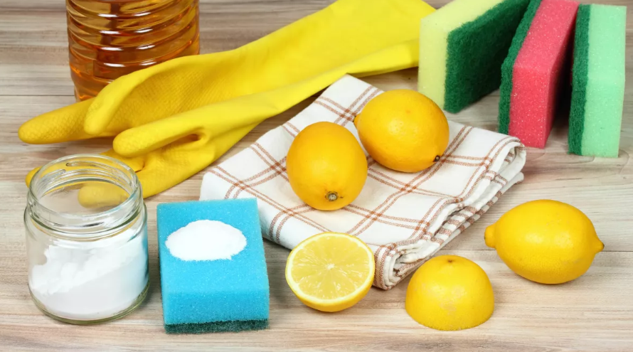 청소 용품과 레몬(이미지 출처: Shutterstock)