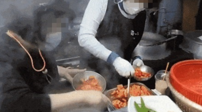  깍두기 재사용 논란
