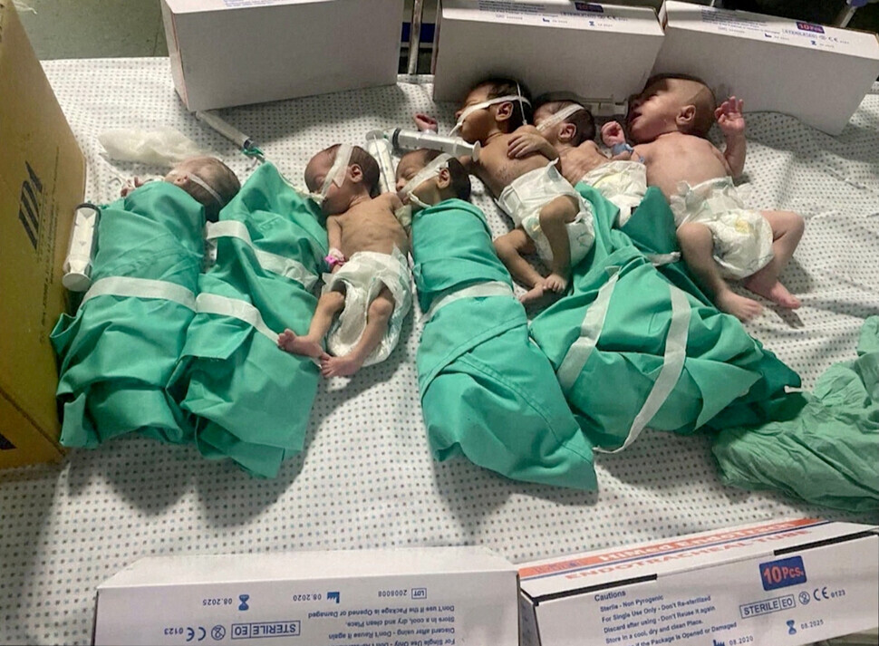가자지구 최대 의료기관인 알시파 병원이 12일(현지시간) 정전된 뒤 인큐베이터에서 꺼내진 신생아들이 침대에 누워 있다. 가자시티 로이터/연합뉴스