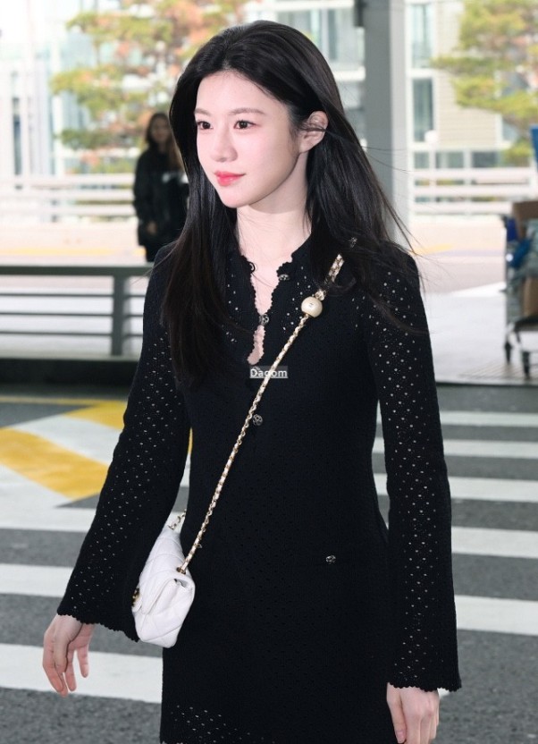  고윤정 공항패션 구매방법 고윤정 샤넬백 / 원피스
