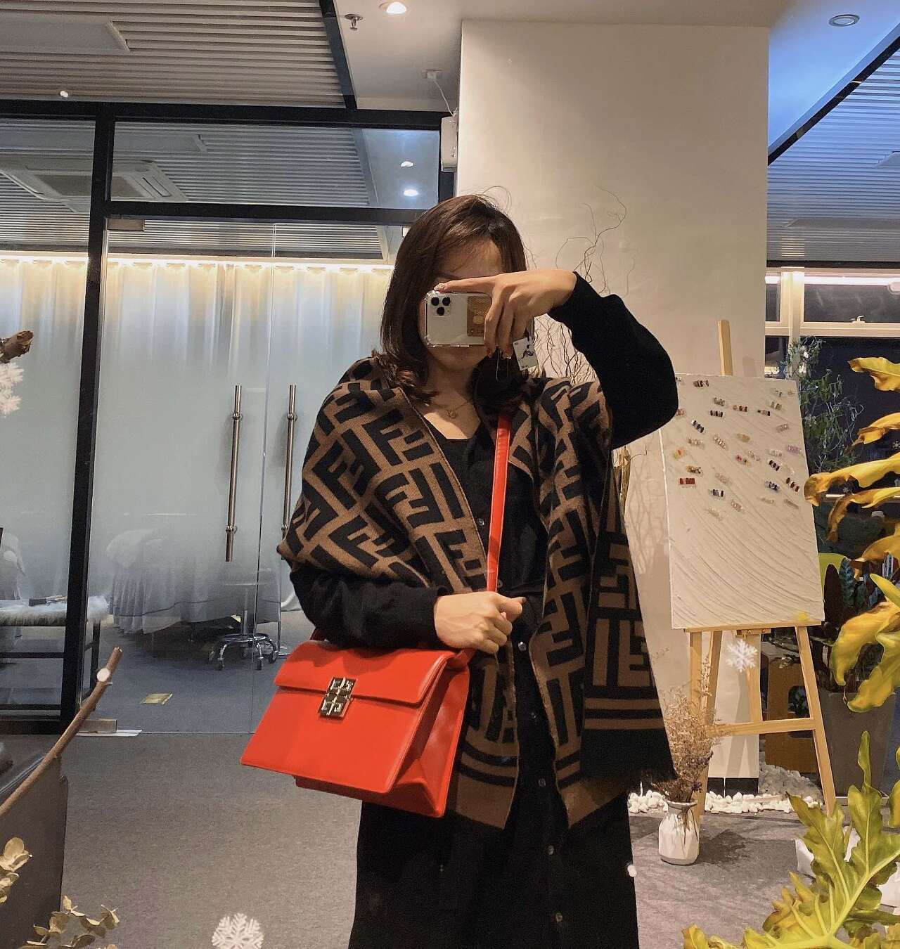 [GIVENCHY] 지방시 리미티드 에디션 켈리 로고 핸드백 (3 COLOR)