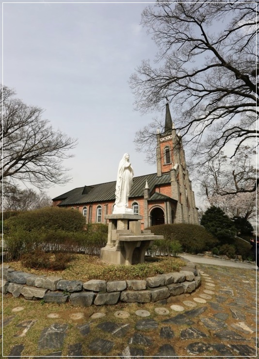  봄 여행지 한적하게 다녀오기 좋은 - 충남 아산 공세리성당