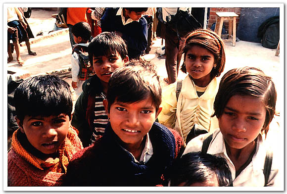 인도 오르차에서 동네 아이들과 즐거운 시간