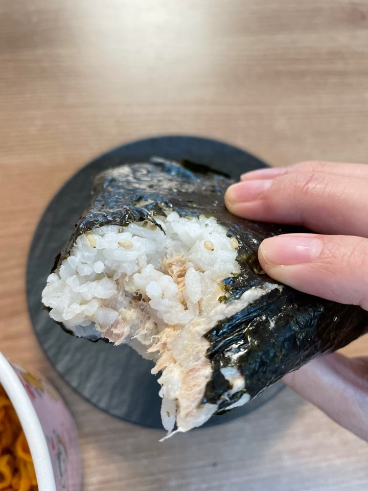 참치마요 삼각김밥 사진