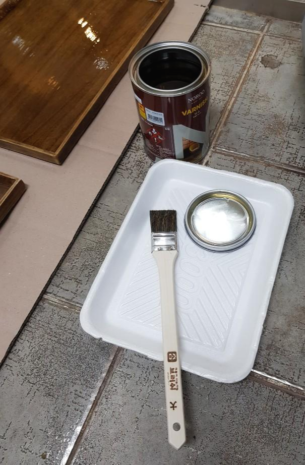  식당창업_우드트레이와 테이블에 바니쉬 칠하기