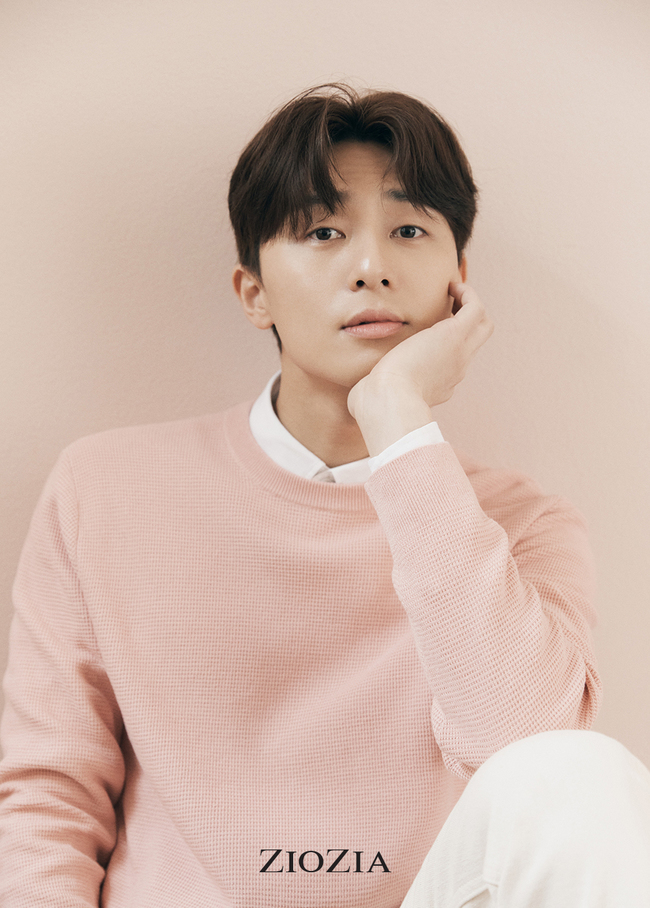  박서준, 파스텔톤 남친룩에 세련된 수트까지