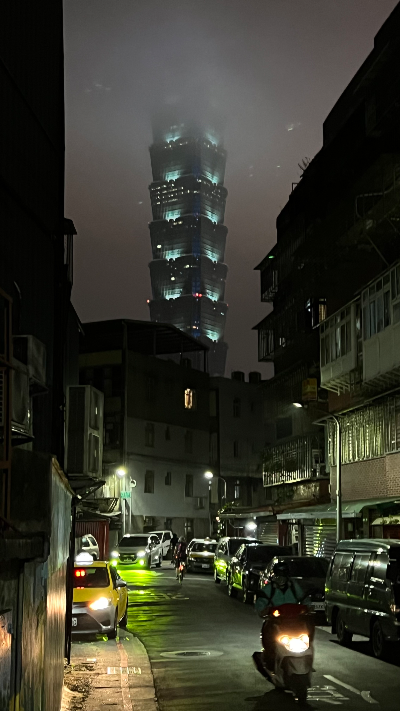 사진은 대표 이미지 설정하려고 넣은 타이베이101 사진. 대단히 습해서 빌딩이 구름을 뚫고 솟은 모습이 인상적입니다.