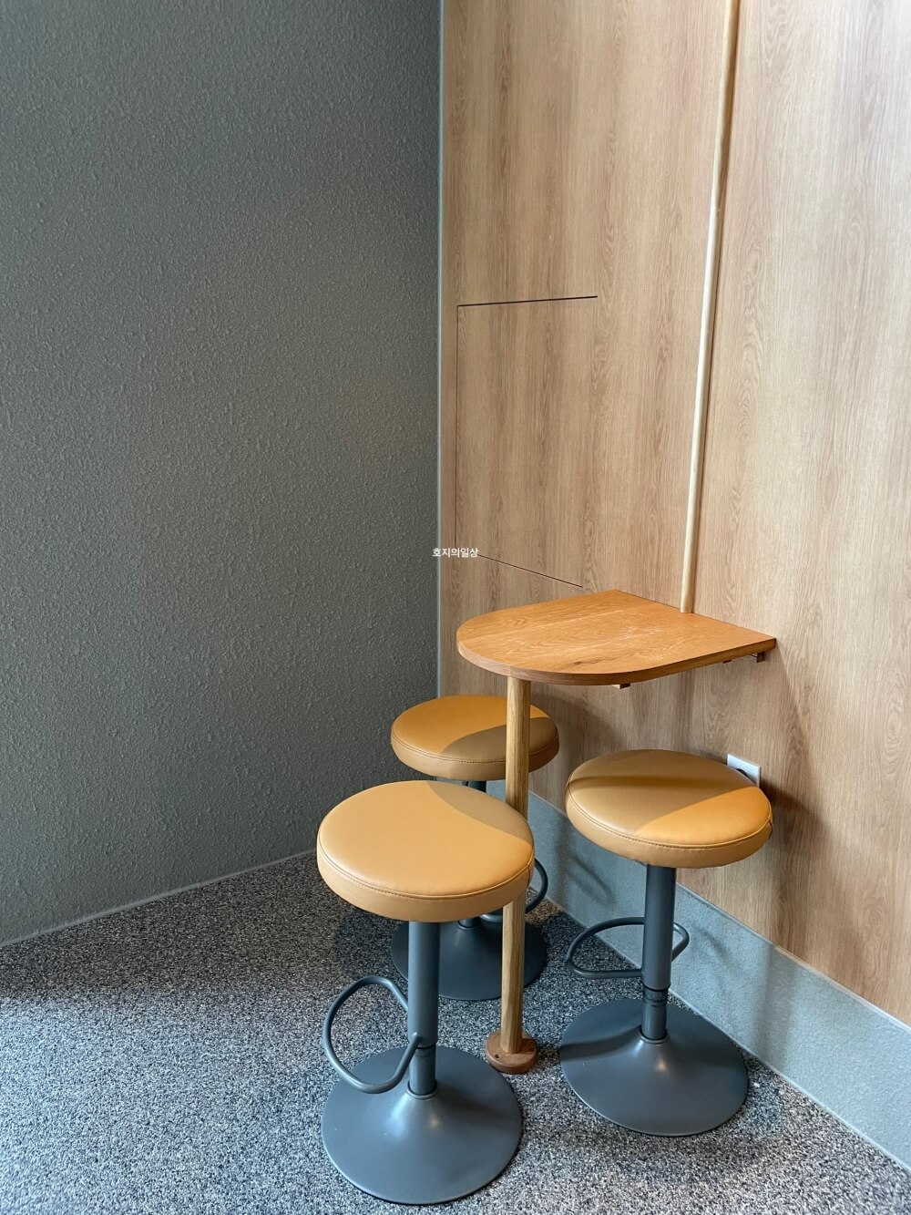 행궁동 카페 맛집 킵댓 로스터리 - 매장 1층 구석 좌석