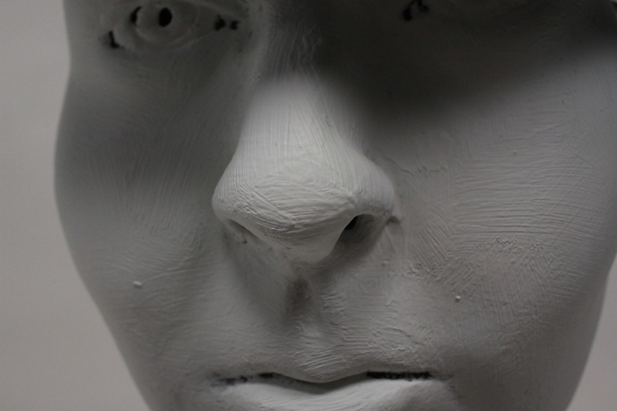 사람의 얼굴을 만든 조각상으로 눈과 코&#44; 입&#44; 인중을 확대하여 찍은 사진