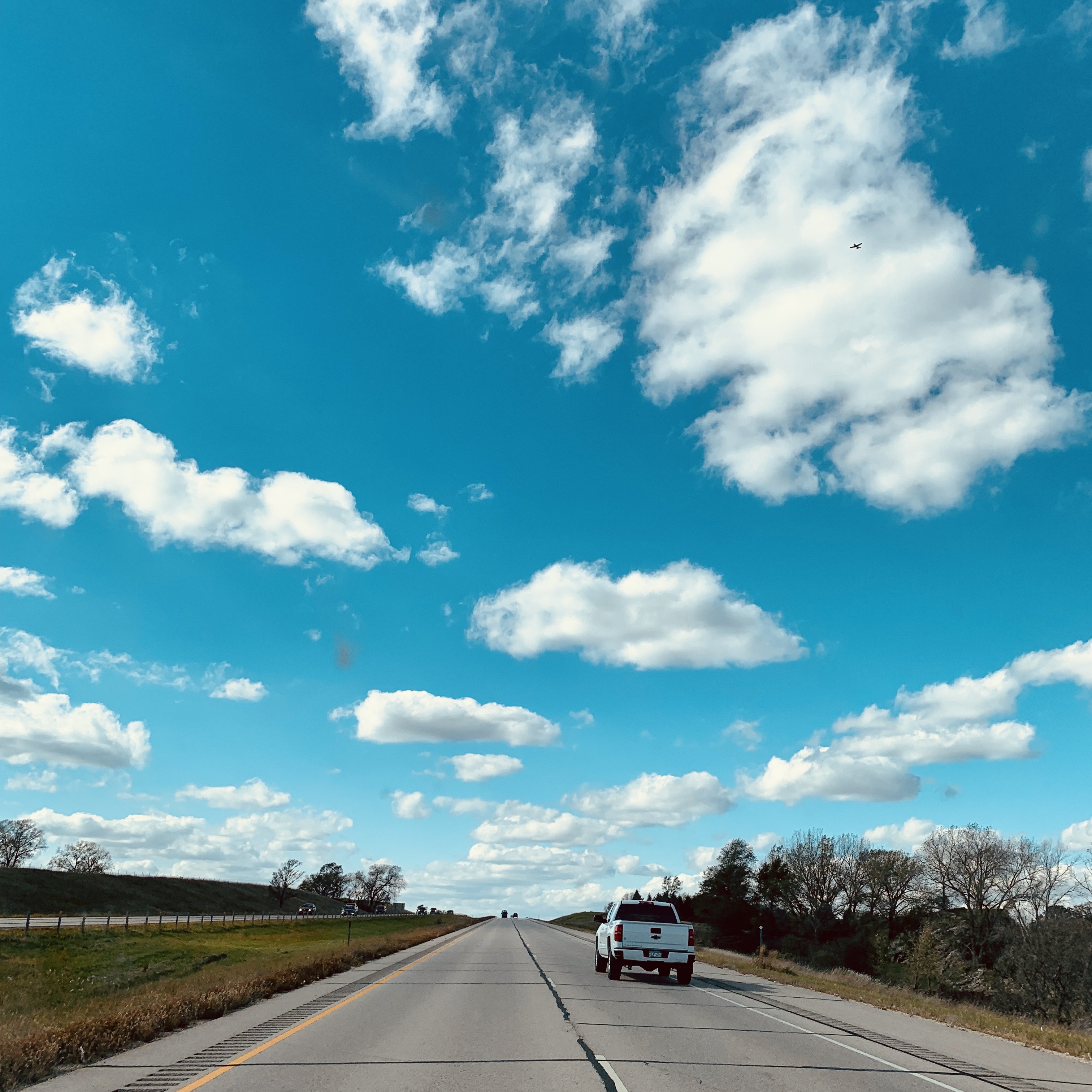 파란하늘-하얀구름-고속도로-하얀차가-앞에-달리는-모습