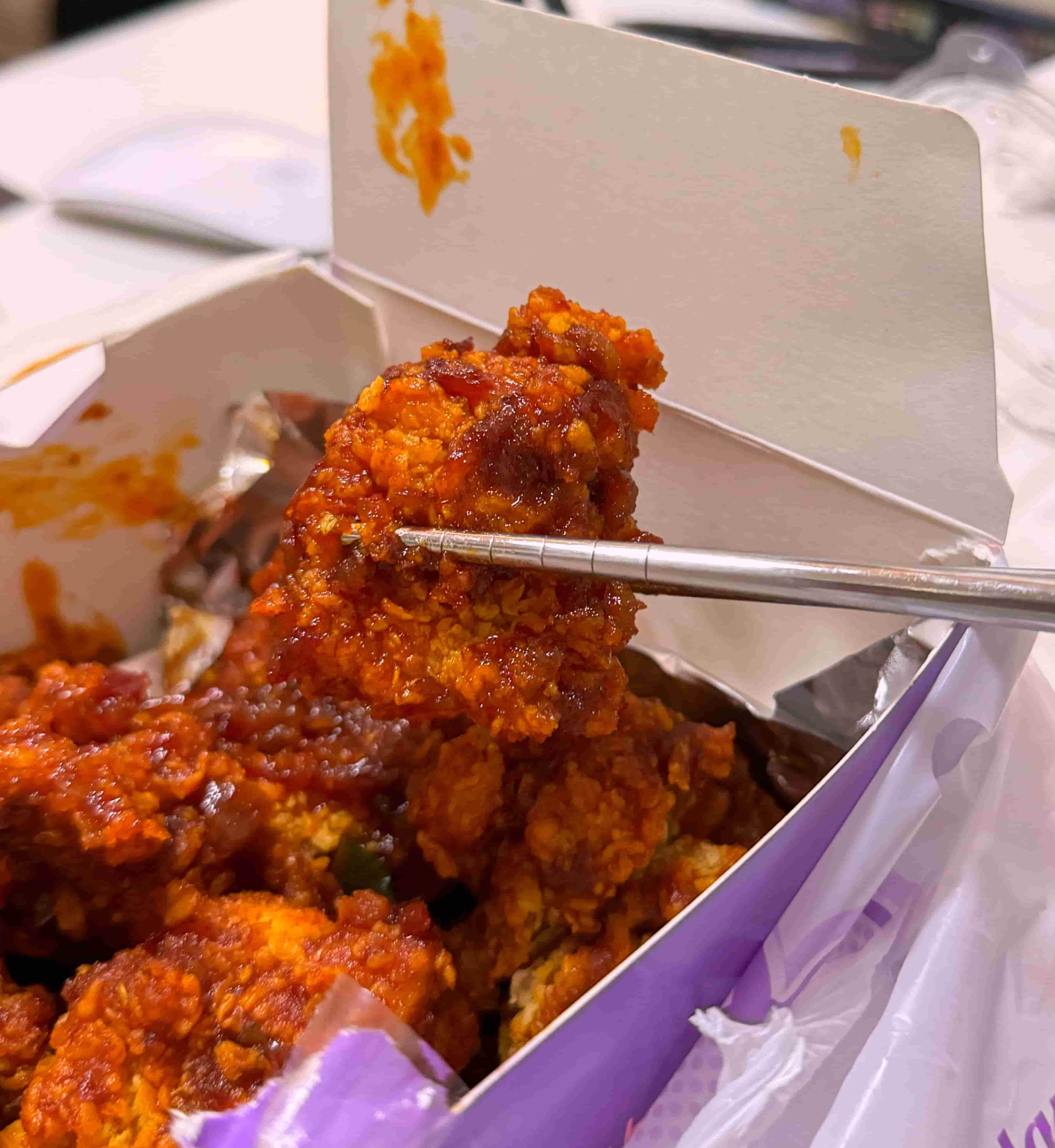 순살 땡초치킨을 젓가락으로 집은 사진