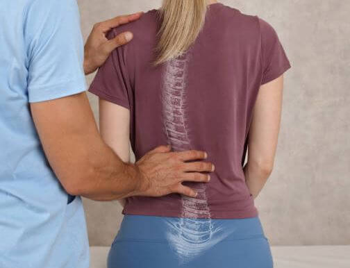 척추-검사-받는-여성-사진