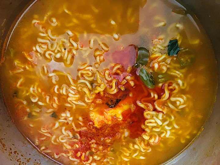 라면 위 뿌려진 조미유
