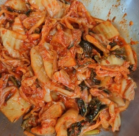 김치를 볶고 있다