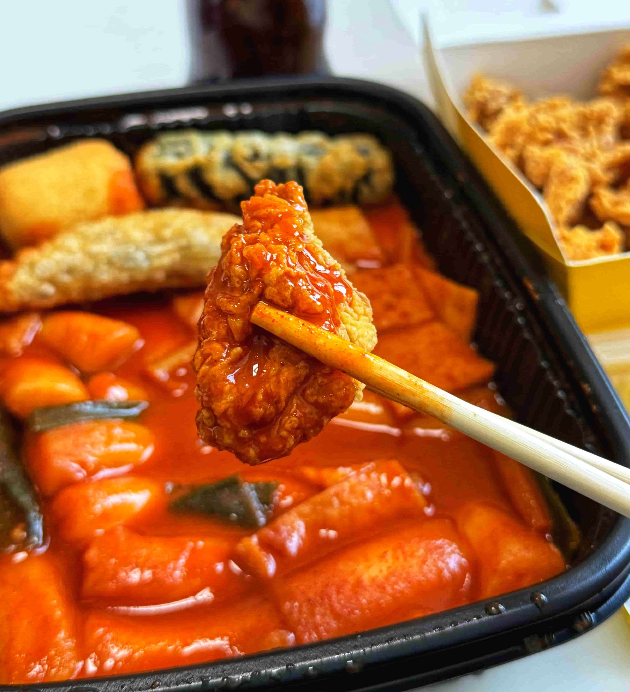 순살 후라이드 치킨을 국물떡볶이 소스에 찍어 먹는 사진