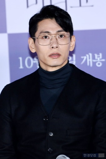 전쟁 중 유태오는 과거 결혼해 니키리와 아이를 낳았다. 41