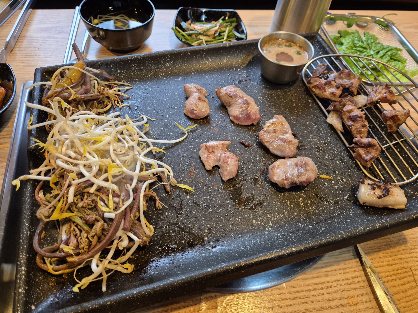 별미모둠을 구이용 채소와 함께 불판에 굽는 모습