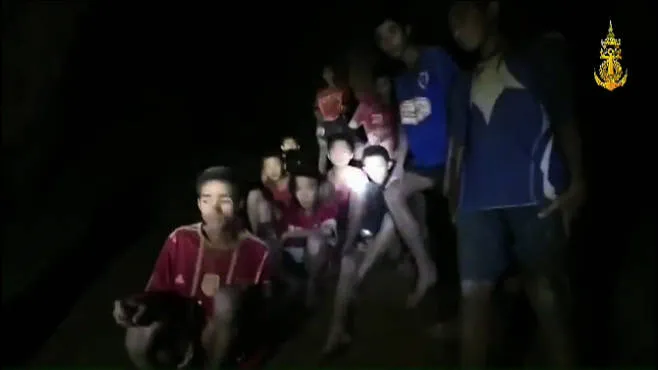 동굴에서 발견되 유소년들