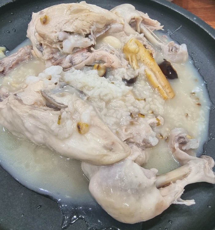 살과-다리가-잘-정돈된-백숙-인삼과-마늘