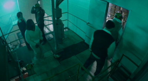 넷플릭스 좀비버스 건물로 진입하는 맴버들